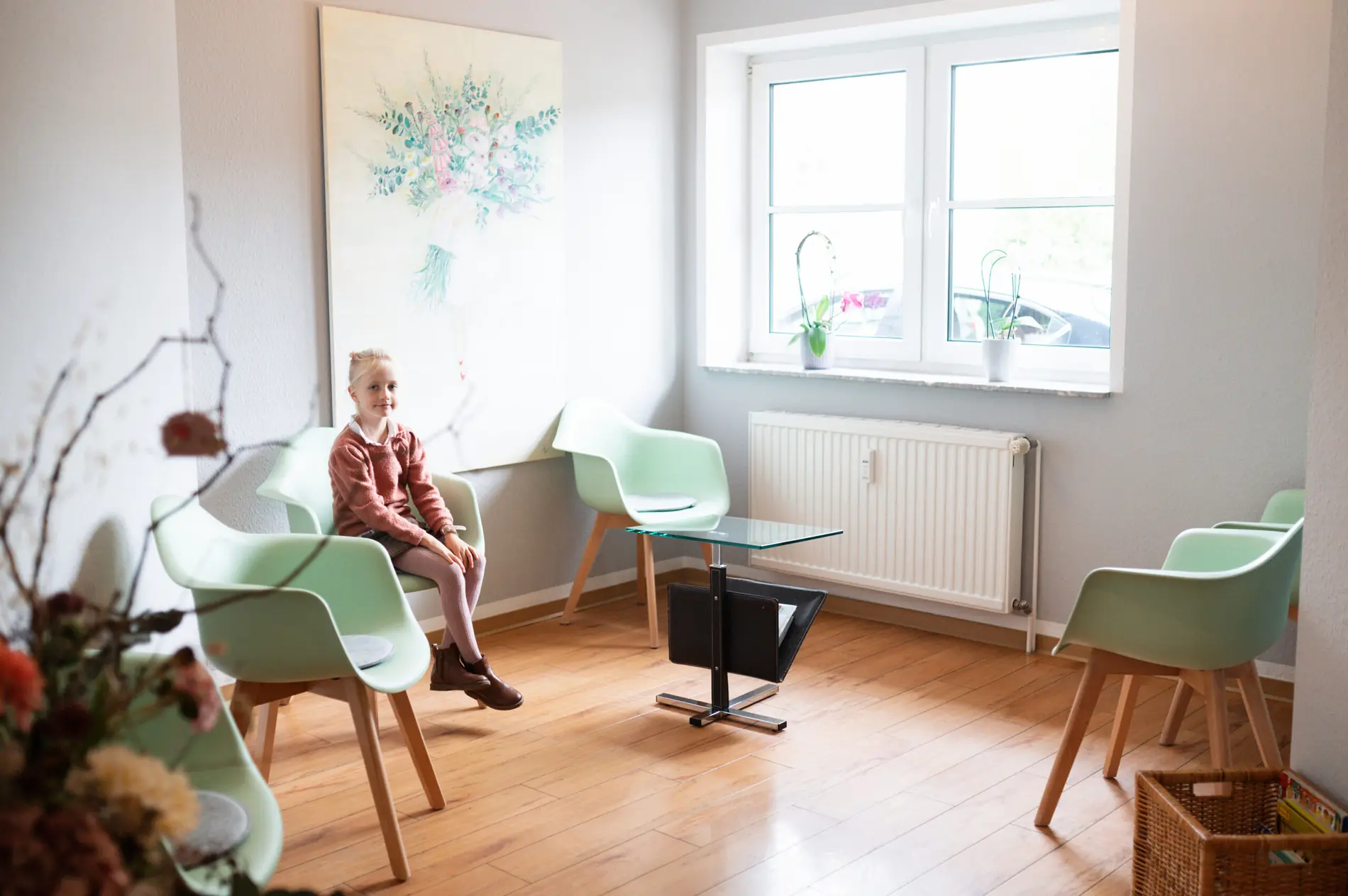 Das Wartezimmer der Praxis mit großen Fenstern